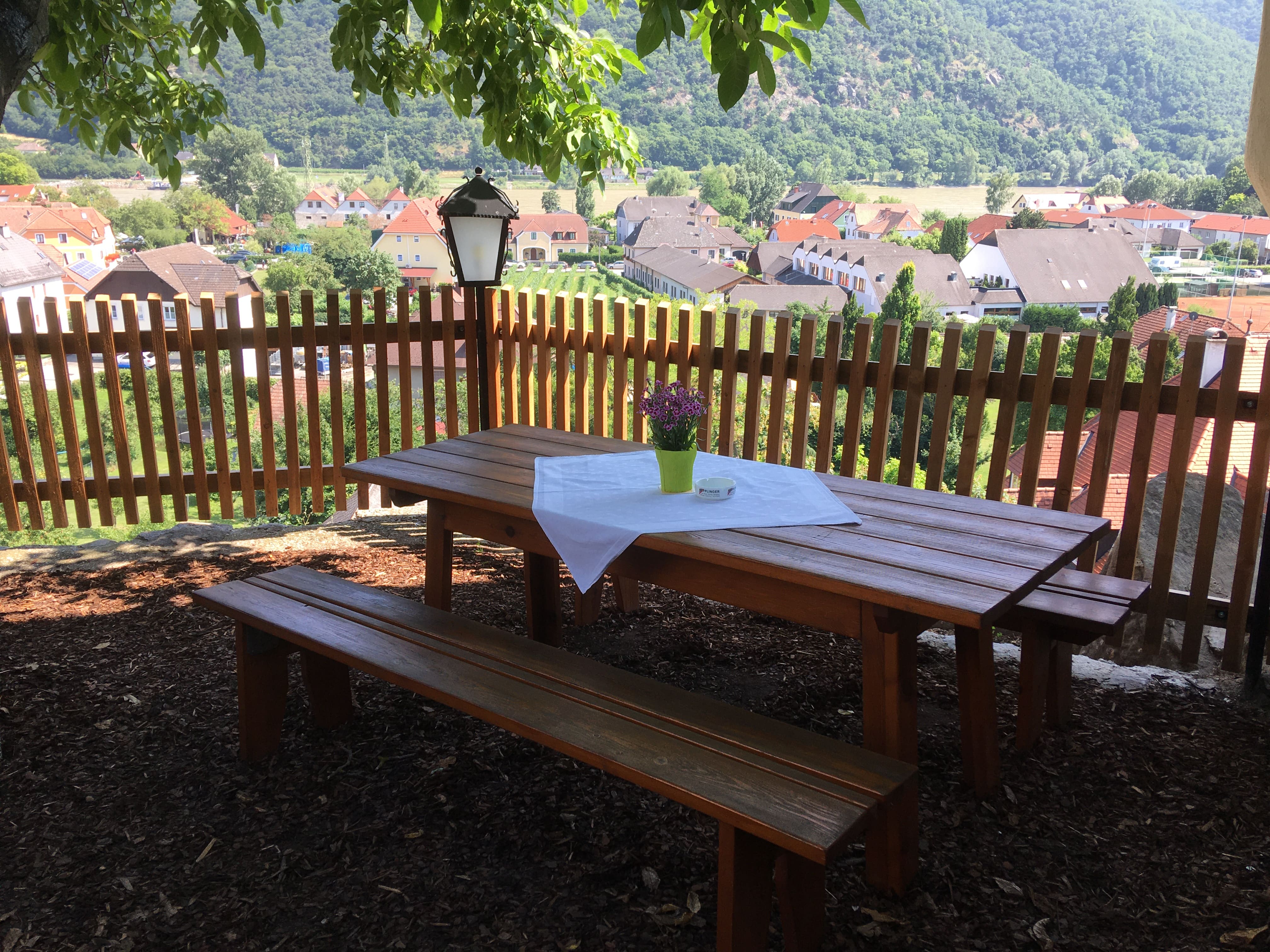 Bild von Aussicht über Weißenkrichen im Gastgarten des Heurigens